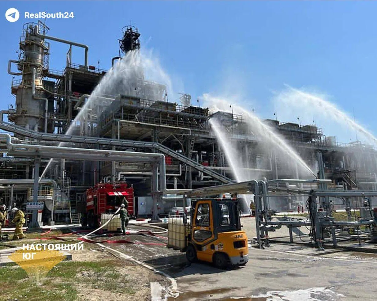 Август стал одним из самых сложных месяцев для российской нефтепереработки: зафиксировано 21 нападение на НПЗ и остановки шести крупных предприятий, что привело к снижению добычи бензина и росту цен.