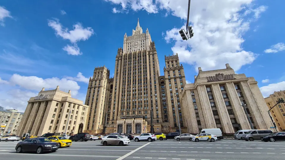 Заморозка боевых действий в Украине возможна только после устранения первопричин кризиса; Москва подчёркивает политическую волю и критикует западную политику, нацеливаясь на дипломатическое решение.