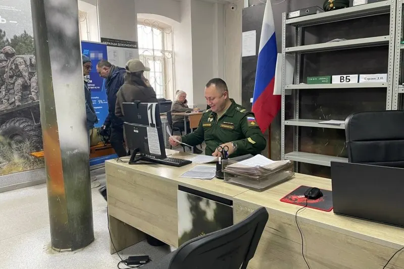 Официальные лица опровергли слухи о мобилизации; эксперты считают публикации способом давления на общество, признаков мобилизации нет.