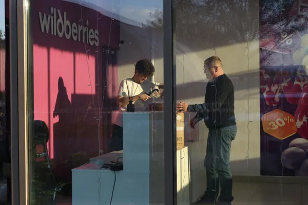 Из-за атак украинских беспилотников по складам Wildberries издательства снижают выпуск книг и ограничивают продажи, что влияет на рынок и складские запасы.