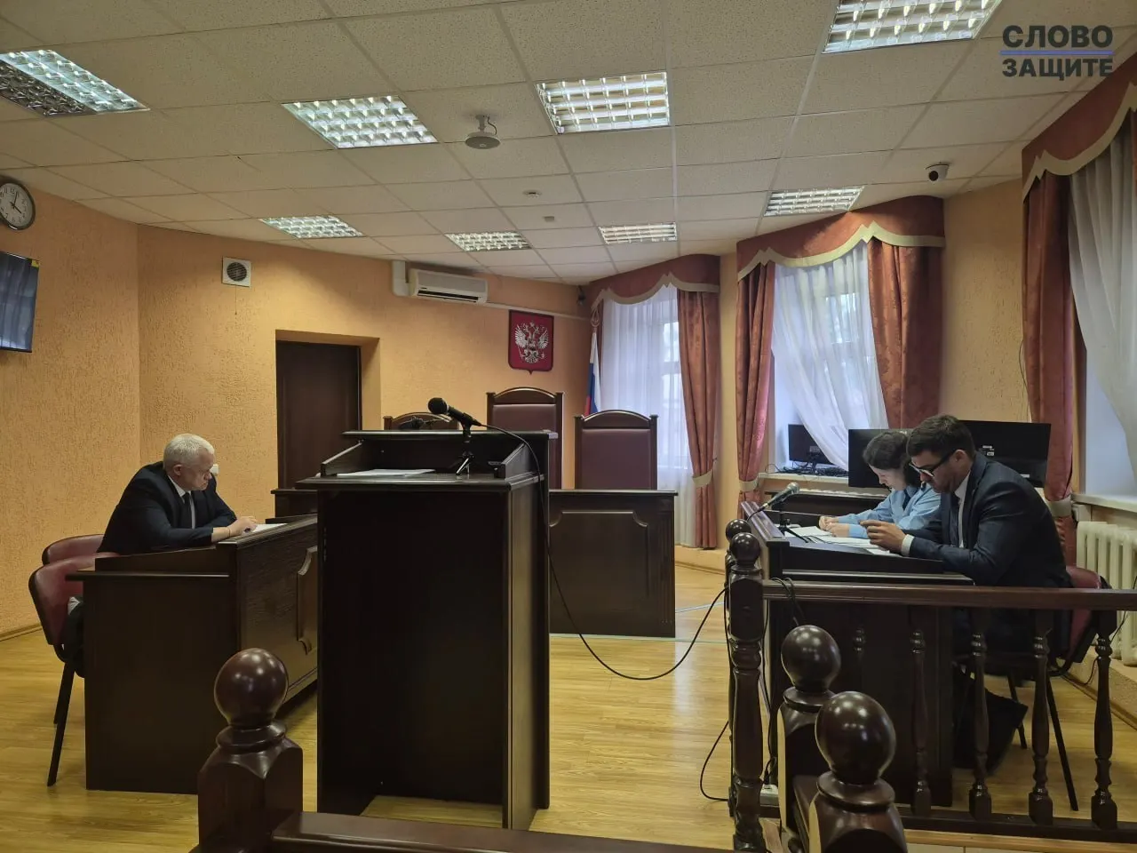 Псковский областной суд отменил регистрацию списка «Яблоко» на региональных выборах после подачи иска партией «Родина»; процесс сопровождался деталями документации и спором по доверенности.