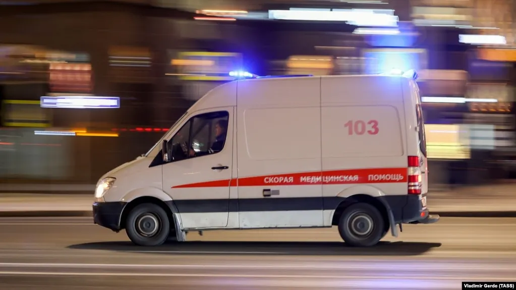 Автомобиль взорвался на Колпинском шоссе в районе Славянки; погиб военнослужащий, ранена его жена; обстоятельства устанавливаются.