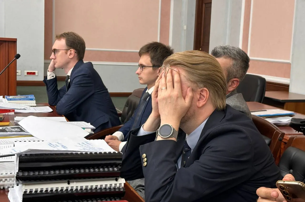 Юристы спорят с выводами суда по авторским правам и финансированию из иностранных источников; решение может быть вынесено после совещания суда.