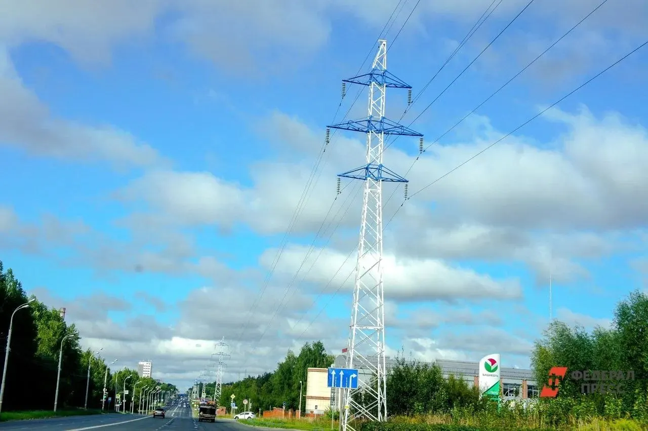 В рамках проекта запланировано перенести 51 участок ЛЭП и 10 трансформаторных подстанций; основная часть средств направится в 2026 году, часть — в Ленинградскую область.