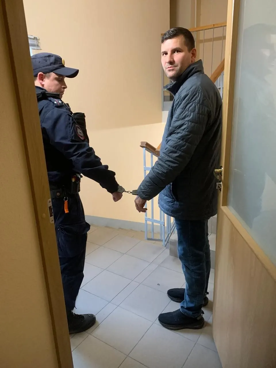 Смольнинский районный суд Санкт-Петербурга арестовал активиста Александра Виноградова на 10 суток по делу, связанному с публикацией в соцсетях во 2о году, где он разместил ссылки на напавшего на него человека. Цель публикации — привлечь внимание к бездействию силовиков.