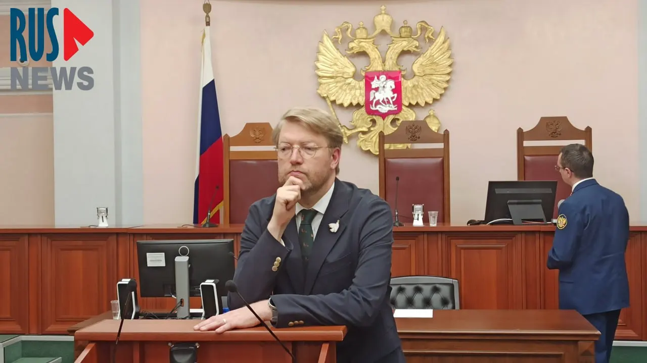 Суд удовлетворил иск партии «Родина» и отменил регистрацию списка «Яблоко» на выборах в Госдуму. Представители партий оценивают решение как политическое, а стороны спорят о мотивах и будущем участии в кампании.