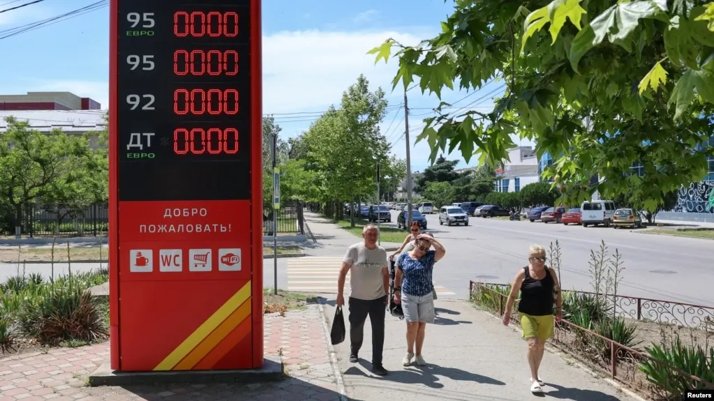 В Геленджике и окрестностях бензин исчез почти полностью; очереди на заправках растут, а власти вводят ограничения на продажу топлива.