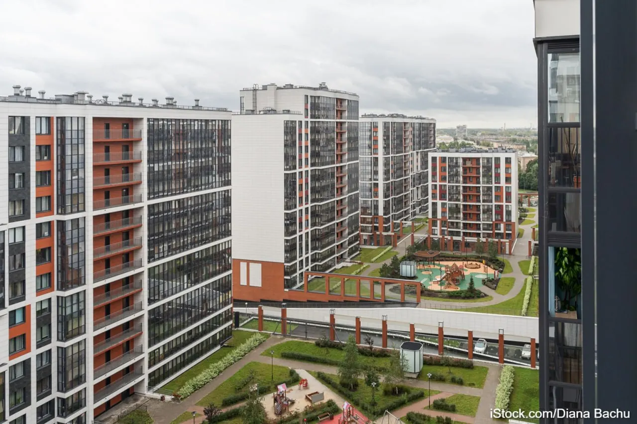 За первые полугодие 2026 года рынок новостроек Санкт-Петербурга и Ленинградской области показал устойчивость: продажи сохраняются, а агломерация демонстрирует рост на фоне общего снижения по стране; значительную роль сыграли ожидания по семейной ипотеке.
