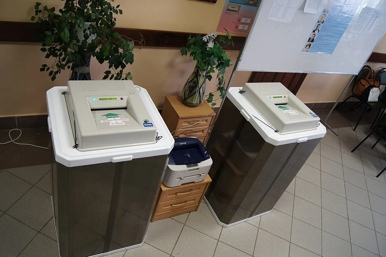 В этом году участки Екатеринбурга не будут оснащены комплексами обработки бюллетеней KOИБ из-за санкций: новые устройства производят редко, а старые исчерпали ресурс. Далее — о событиях по стране.