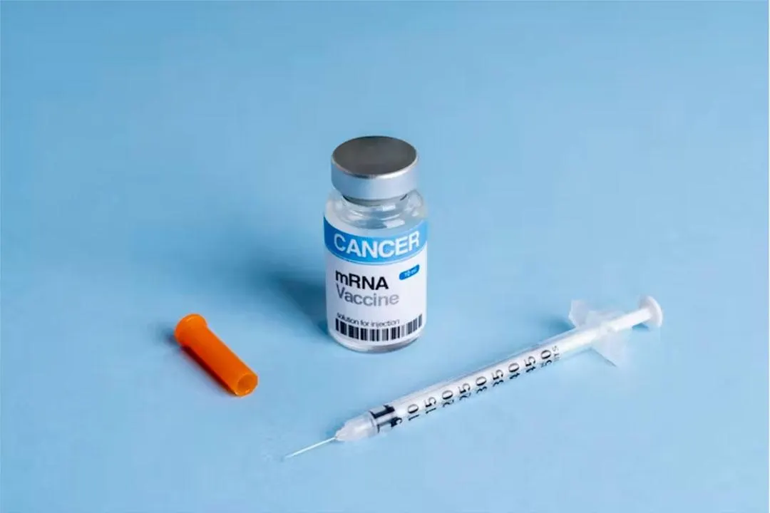 Новые результаты персонализированной мРНК‑вакцины против меланомы и резкое повышение котировок Moderna и Merck; в России государственные программы расширяют доступ к высокотехнологичным методам лечения.