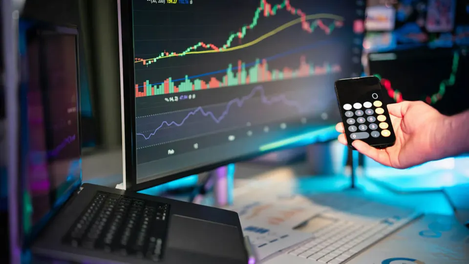 Разбор вопросов блокировки активов в стейблкоине USDT и влияние на крипторынок, а также планы по развитию собственных цифровых инструментов в России.