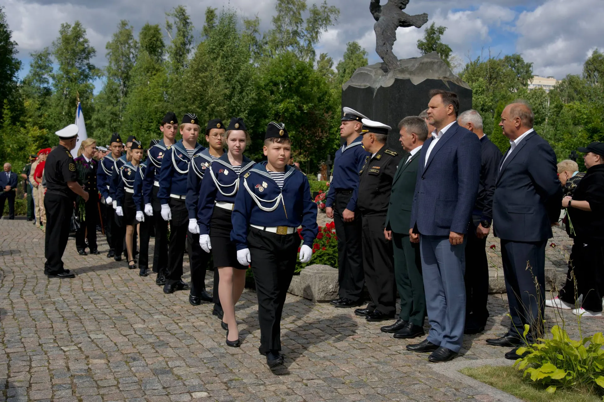 В память погибших подводников прошла траурная церемония; вспоминают гибель атомного подводного крейсера Курск 26 лет назад.