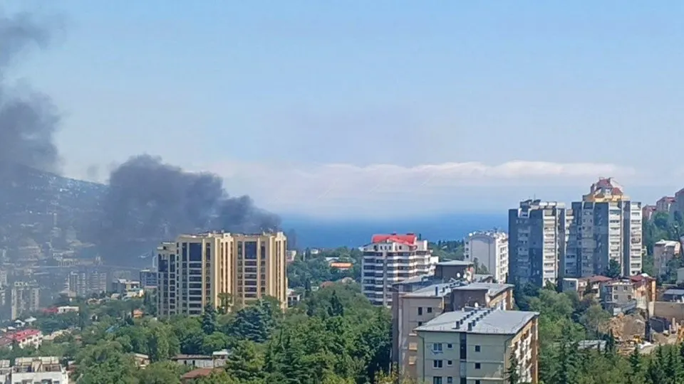 Дрон-атака по побережью Ялты привела к пожару в одном из зданий на набережной и к временной эвакуации жителей и гостей района.