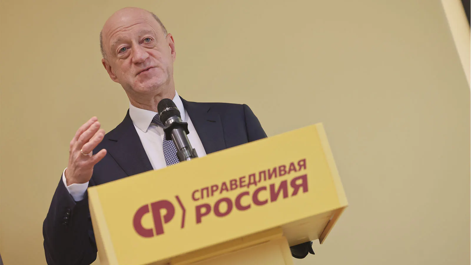 Заместитель спикера Госдумы Александр Бабаков может возглавить партию после того, как Миронов получил травму, что затрудняет его участие в кампании.