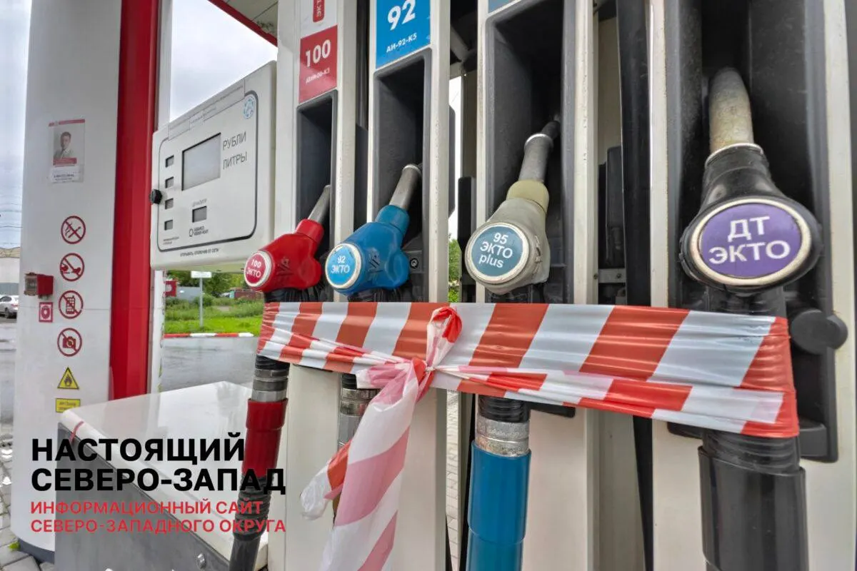 Жители региона ищут бензин АИ-95 на заправках; очереди отмечаются в Выборге, Сосновом Бору, Кировске и Всеволожском районе.