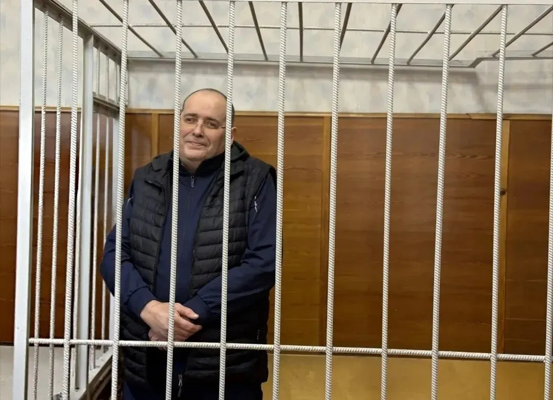 Суд вынес наказание экс-чиновнику ЖКХ: 14 лет колонии за крупную взятку; общая сумма взяток и штрафов достигает около 17 млн рублей.