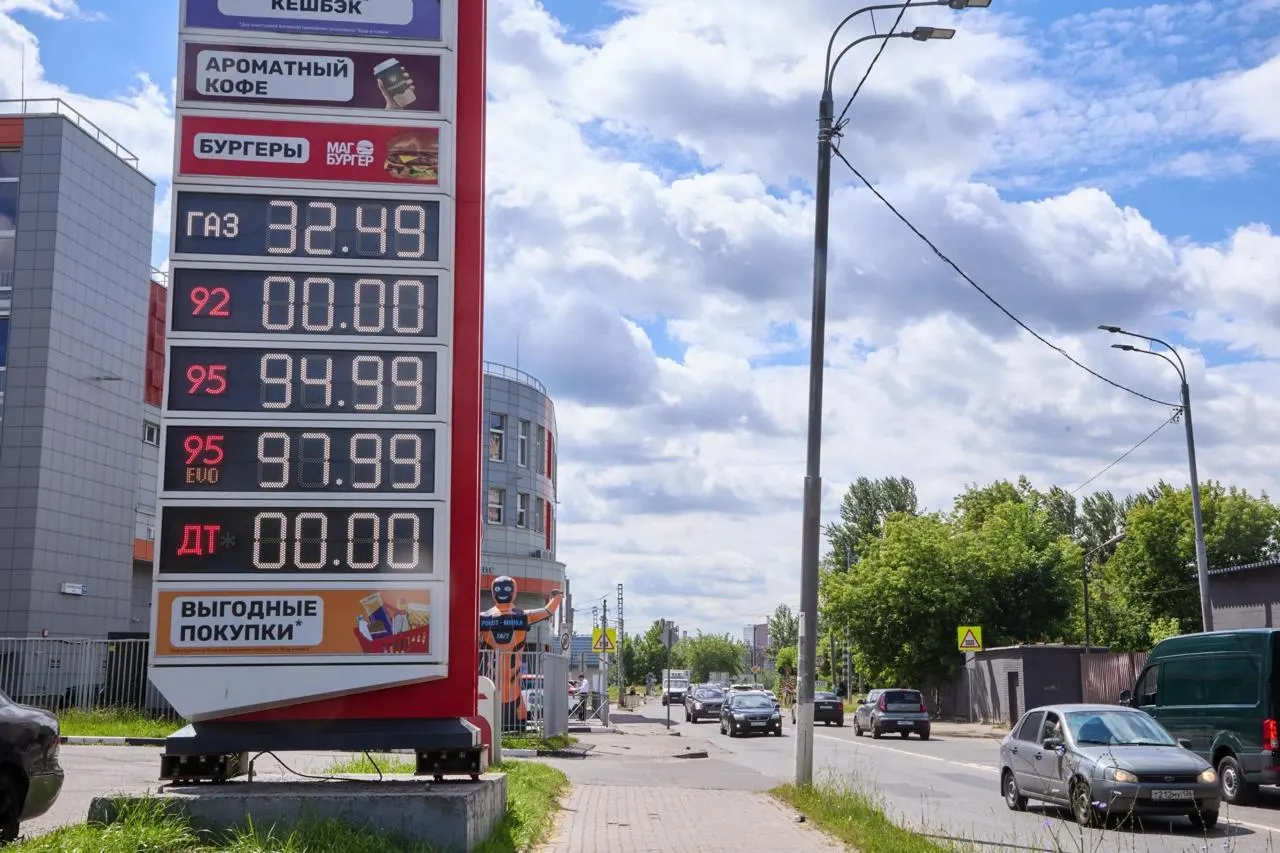 ФАС зафиксировала рост количества дел против независимых АЗС на фоне резкого повышения цен на топливо и региональных различий.