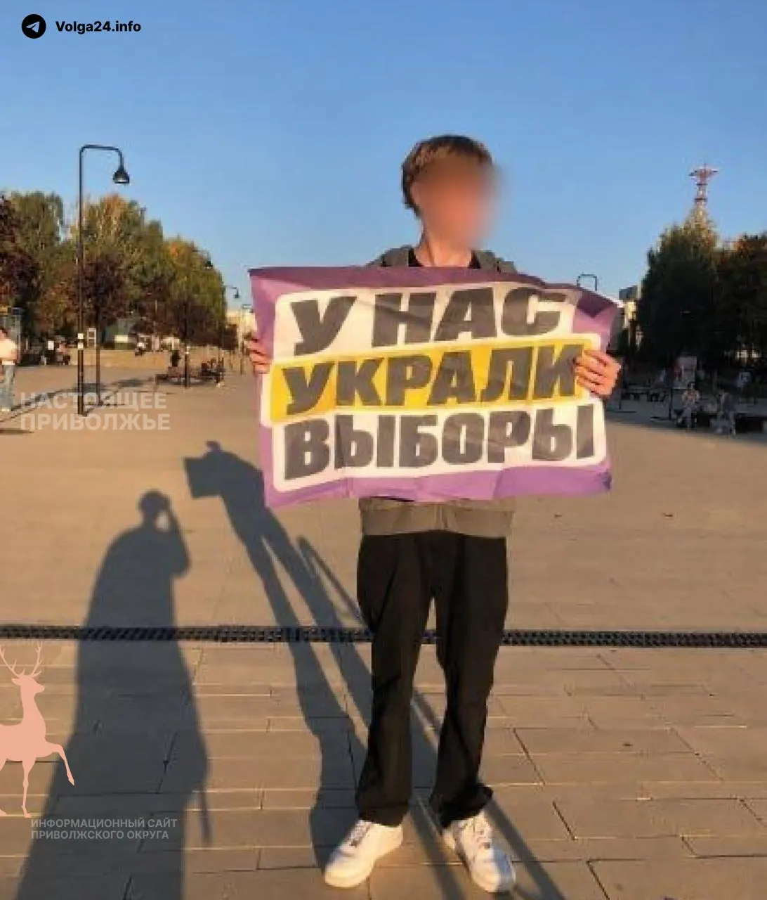Активист вышел с плакатом «У нас украли выбор». По регионам проходят акции против фальсификаций на прошедших выборах.