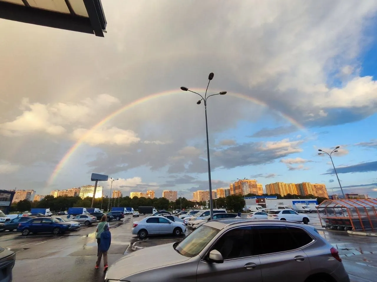 Сводка: двойная радуга в Петербурге, тревога в Балтийских странах и Финляндии, ночные атаки в Киеве и изменение безвизового режима в Таиланде.