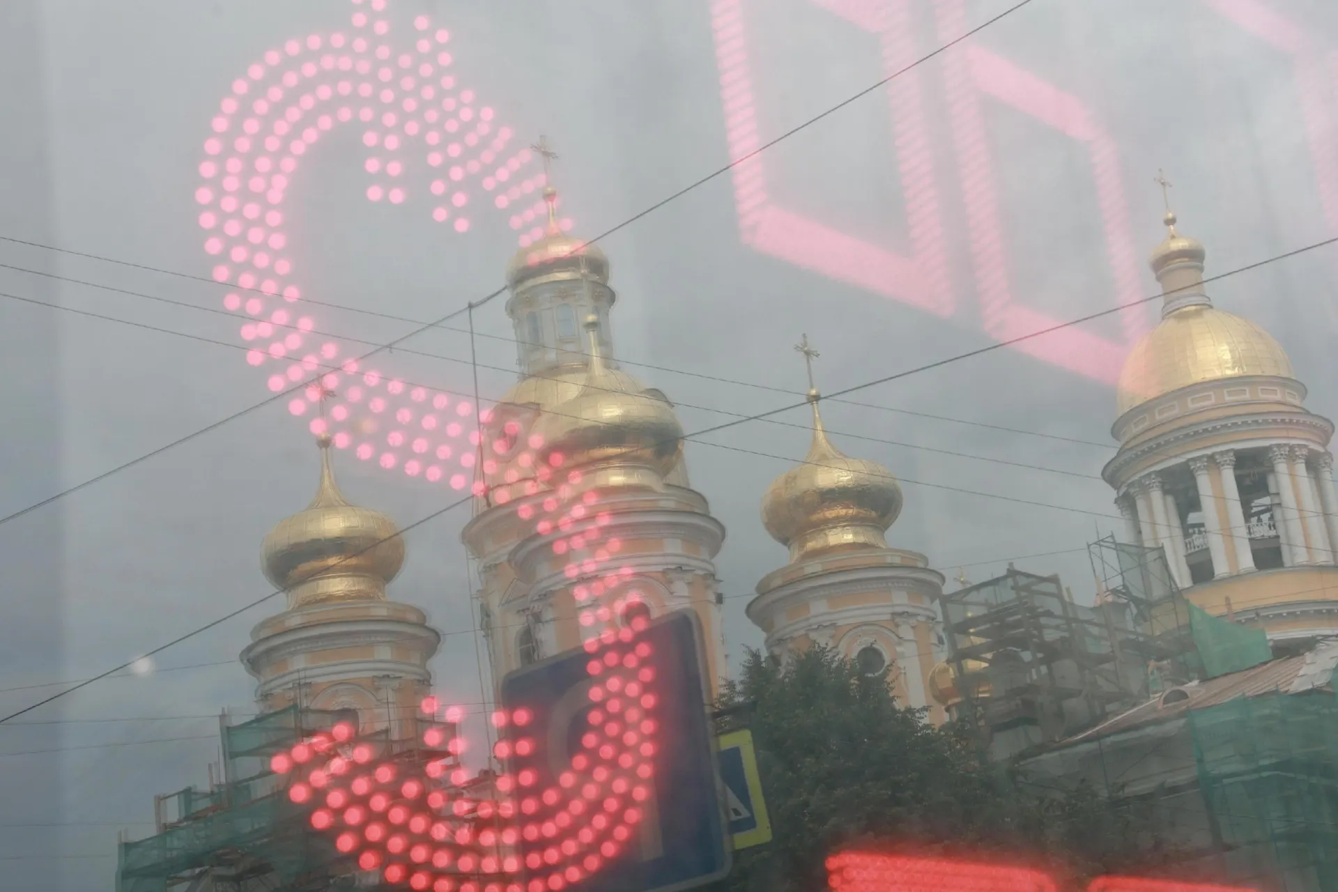 Рубль стремительно падает, и эксперты объясняют причины роста дефицита валюты и возможные сценарии дальнейшего развития.