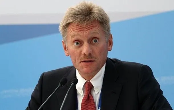 Официальный представитель президента заявил о принципиальном различии подходов к журналистам: в РФ доступ открыт, в США — ограничен.