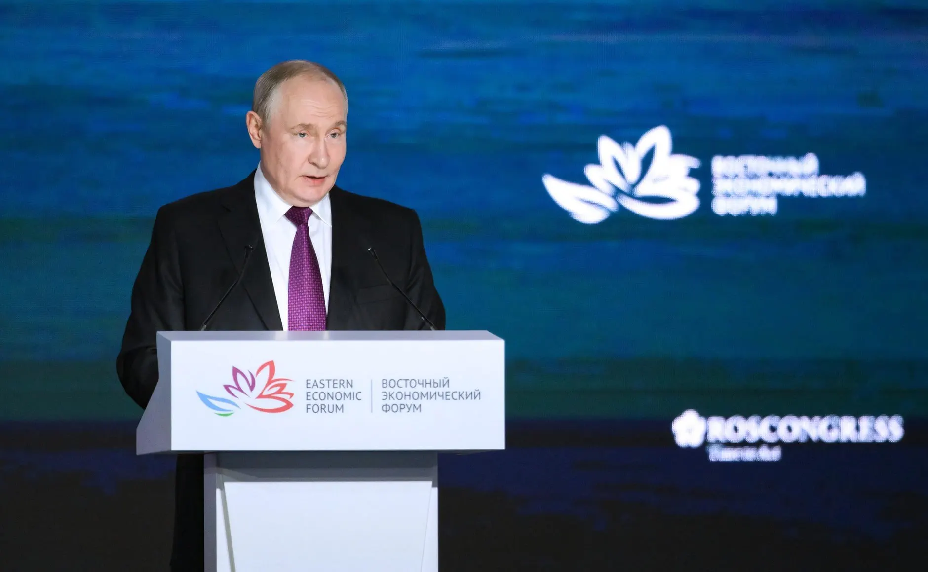 Президент Владимир Путин заявил о демографических проблемах как о ключевых вызовах и отметил, что влияние спецоперации не является основным фактором снижения рождаемости; тему рождаемости он предложил рассматривать через призму множества факторов.