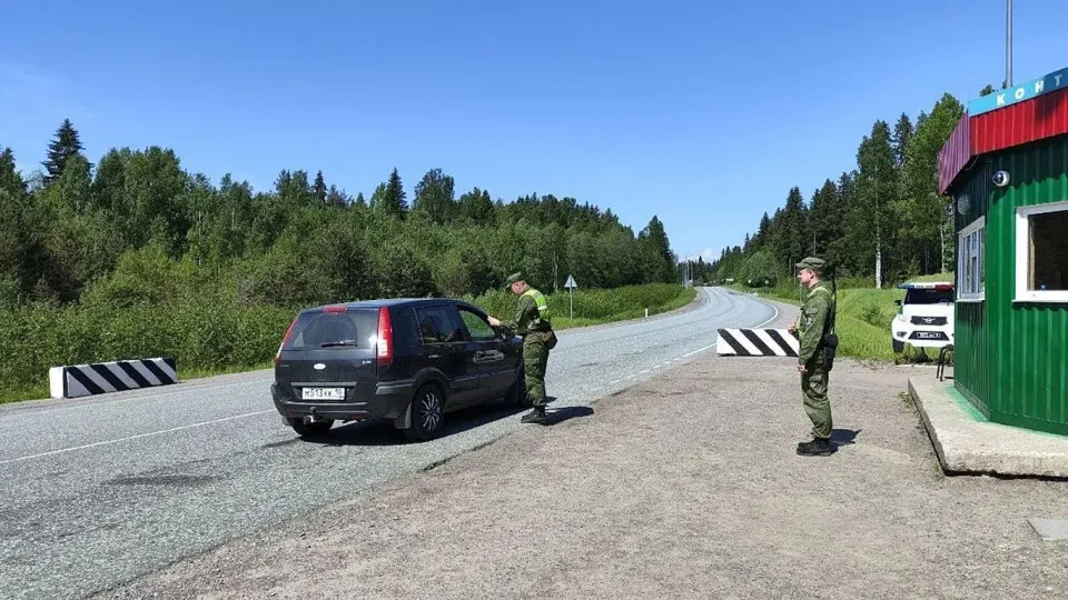 В регионе Карелия вводят усиленные проверки на пограничном посту, обсуждают создание дополнительных КПП и меры безопасности на границе с Финляндией.