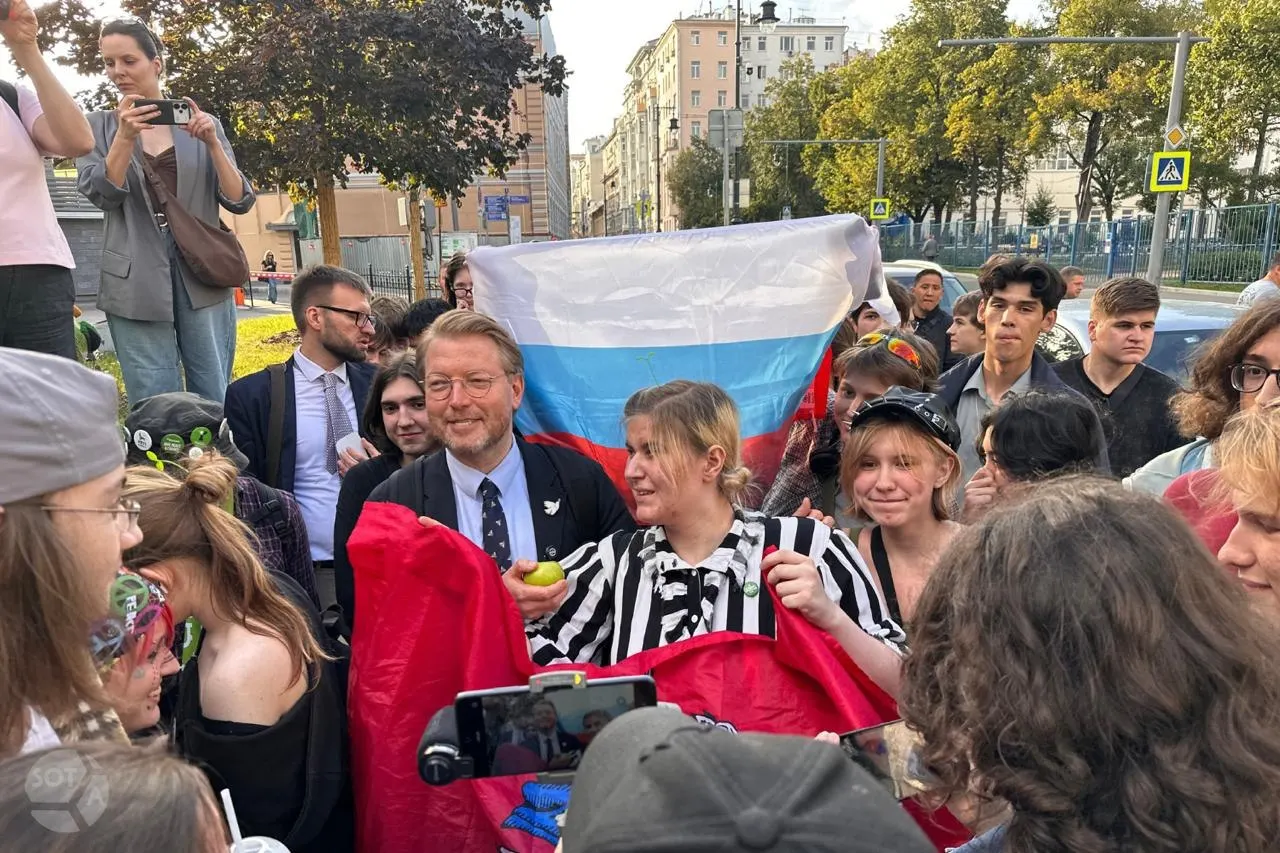 Верховный суд отказался передавать на рассмотрение Президиума жалобу партии «Яблоко» об отмене регистрации ее федерального списка на выборах в Госдуму; мотивы решения пока не опубликованы.