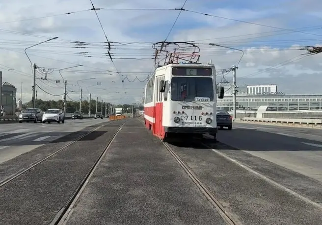 На мосту Александра Невского завершён первый этап обновления путей: обновлено более 1800 метров, усилена гидроизоляция, рельсы заменены на новые; второй этап намечен на 2027 год.