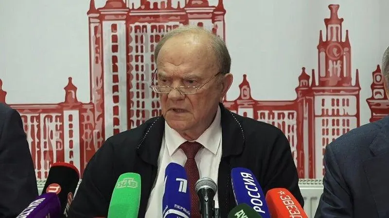 Лидер КПРФ призвал сменить экономический курс, указав на рост тарифов ЖКХ, сокращение рождаемости и ухудшение уровня жизни граждан.