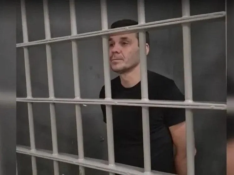 Краснодарский краевой суд приговорил 48-летнего россиянина со шведским гражданством к 14 годам колонии строгого режима и штрафу за госизмену. По делу также упоминаются денежные переводы в пользу ВСУ.