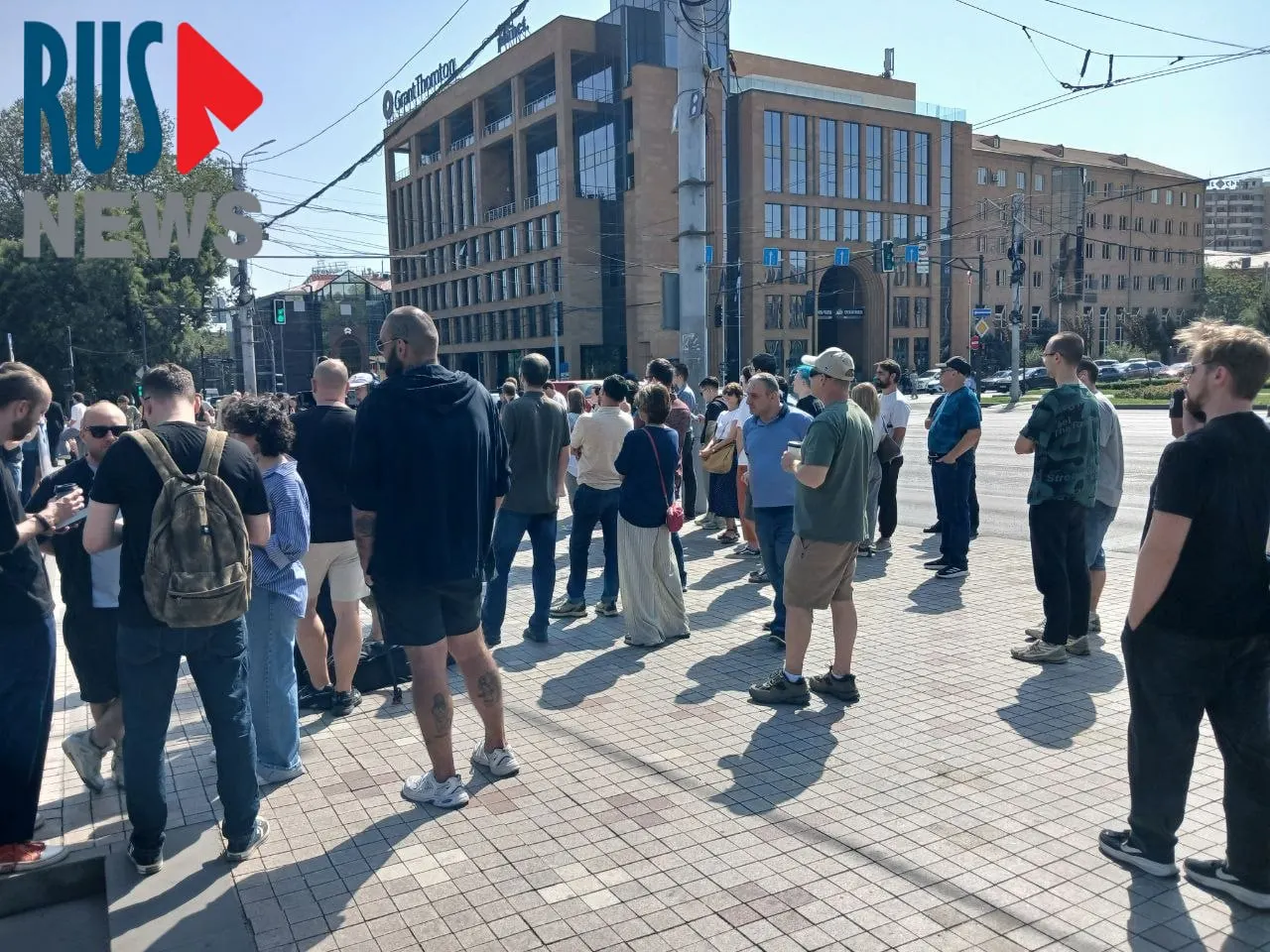 У посольства РФ в Ереване к полдню образовалась длинная очередь из желающих проголосовать; рядом проходит митинг активистов и правозащитников.