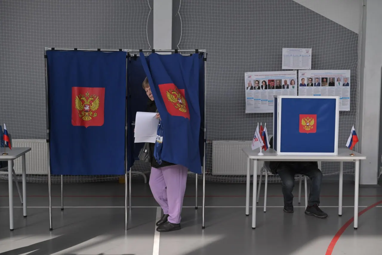 На выборах в городе зафиксированы случаи недопуска наблюдателей партий; приведены позиции партий и комментарии комиссии.