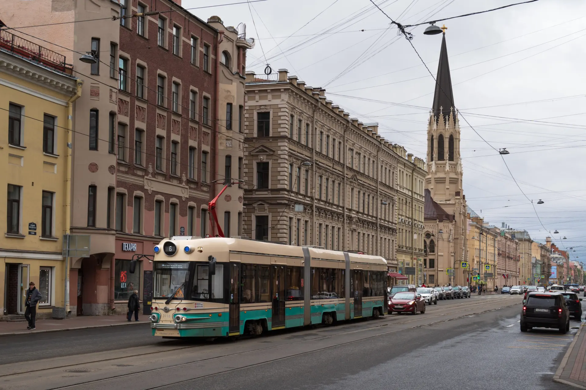 В проекте участвуют Москва, Татарстан и Сахалин; обсуждают распространение экспериментальных режимов на автобусы и развитие беспилотного транспорта.