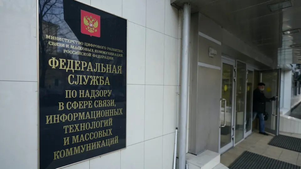 Пользователи по всей России сообщают о проблемах с доступом к ChatGPT и входом в аккаунты; эксперты указывают, что сбой происходит на этапе установления защищённого TLS-соединения, затрагивая сайт и приложение.