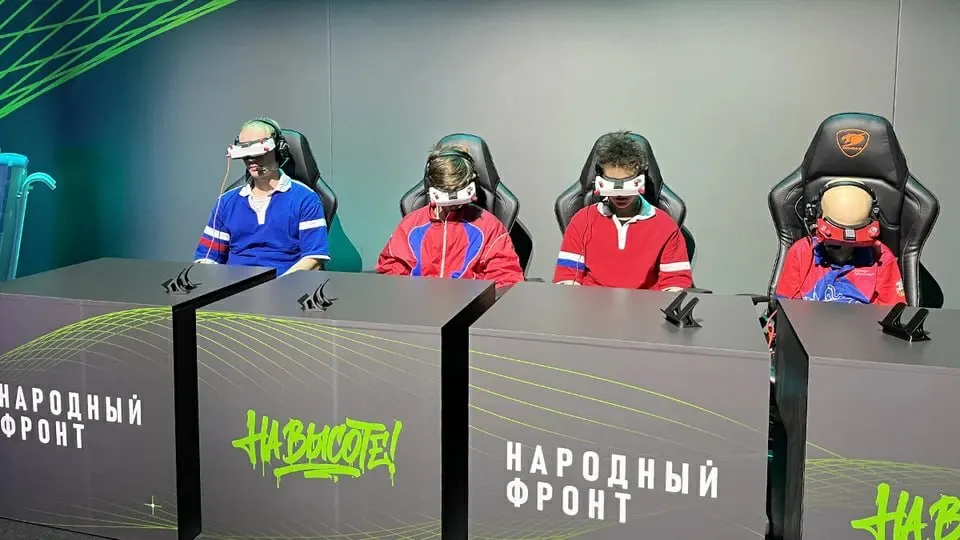 Пилотный норматив по управлению беспилотниками запускают в шести регионах в рамках проекта «На высоте!». Школьники и студенты будут учиться управлять FPV-дронами, программировать их и ремонтировать, чтобы развивать навыки и поддерживать обороноспособность страны.
