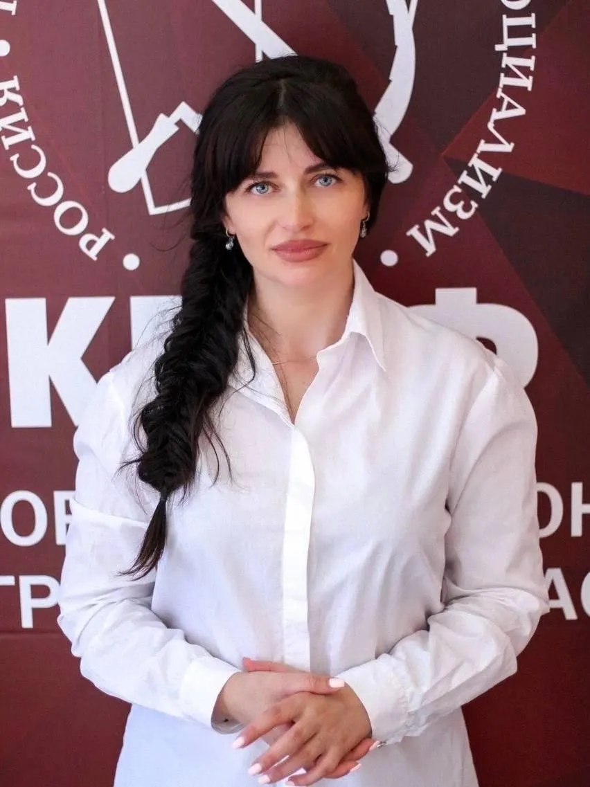Силовики провели обыск у Анжелы Донской, секретаря Выборгского райкома КПРФ, примерно в 6:00 утра; в постановлении указано участие в распространении материалов, дискредитирующих российскую армию.