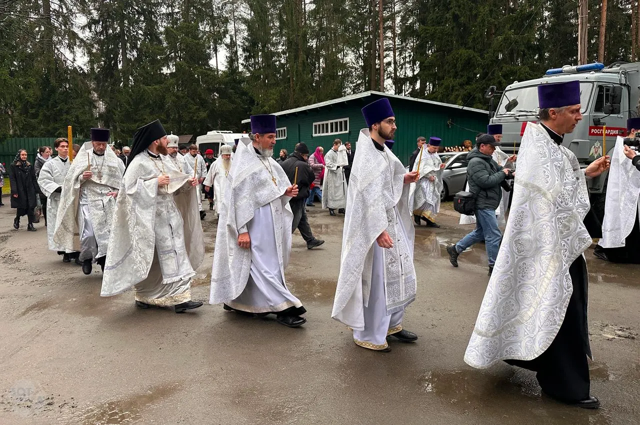 Сотни жителей и гости recollect памяти спустя холодный дождь: чтение имён погибших и возложение цветов.