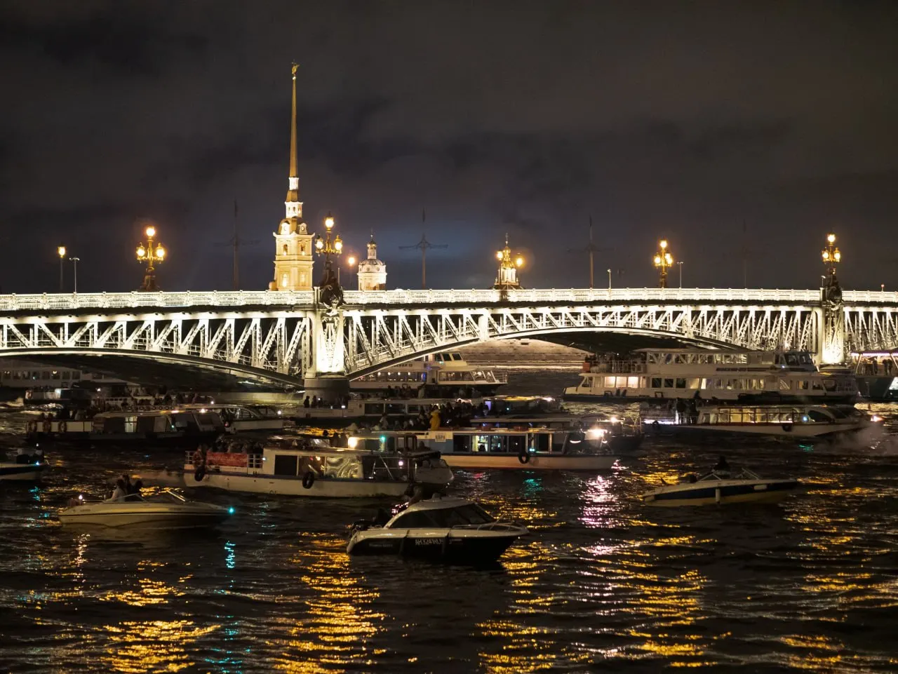 В Законодательном собрании города обсуждают возможность снятия ограничений на ночные прогулки по Неве для маломерных судов, аргументируя сохранением атмосферы города и экономического эффекта.