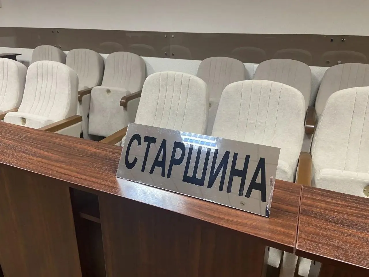 Обсуждают реформу присяжных в России: сокращение числа заседателей вдвое и вовлечение судьи в процесс совещания.