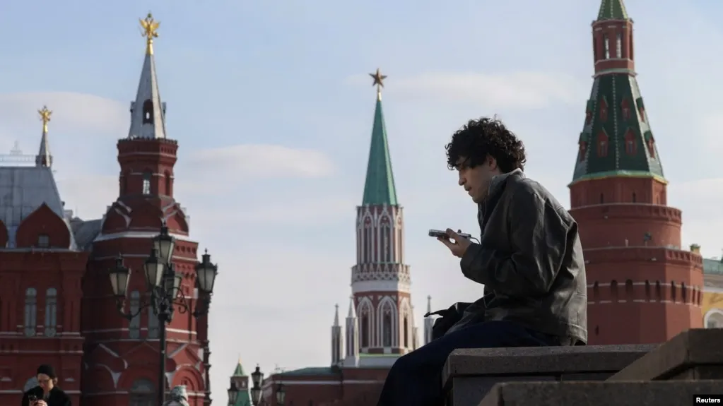 Законопроект предусматривает идентификацию несовершеннолетних в онлайн‑платформах и ограничение времени их пребывания в сети, что обсуждают как меры защиты детей и регулирования контента.