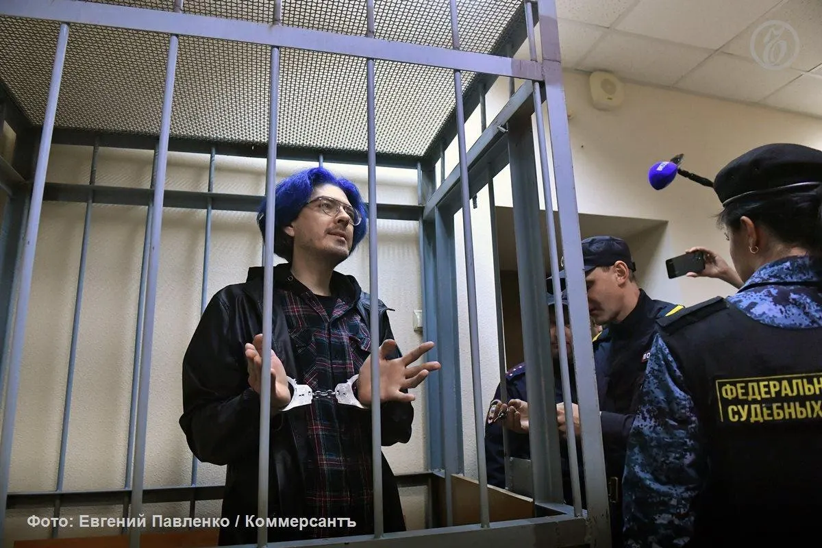 Блогер Алексей Поднебесный получил три года колонии общего режима за развратные действия в отношении несовершеннолетней; прокуратура просила семь лет.