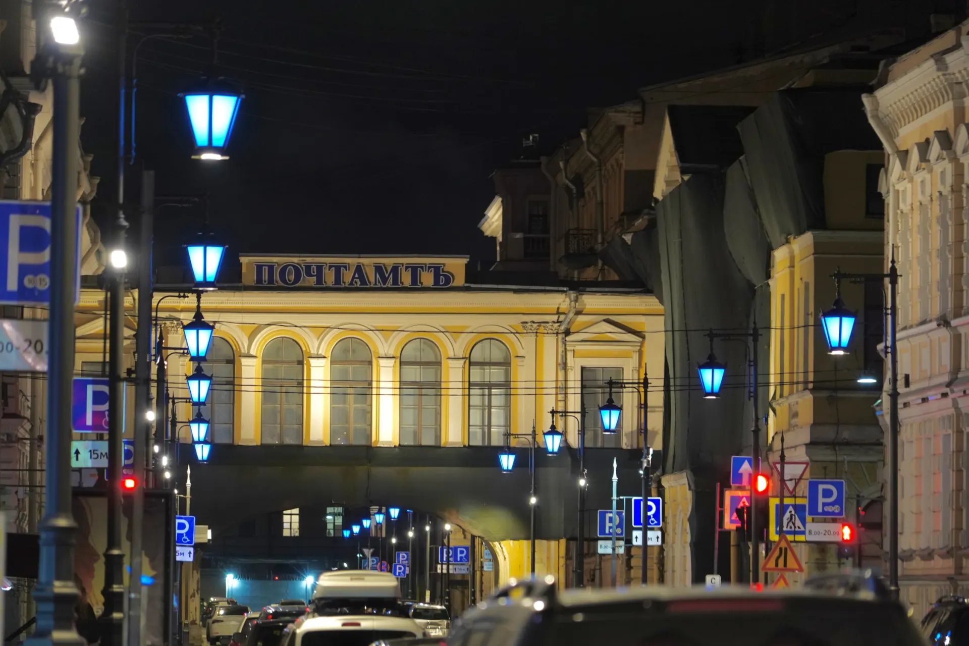 На одной из улиц Санкт‑Петербурга фонари засияли синим цветом — LED‑подсветка охватила фасады.