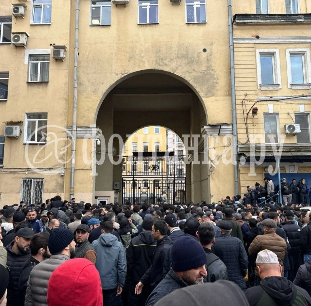 После джума-нама на рынке, где расположена мечеть, территория была оцеплена, силовые структуры проверяли документы, задержаны десятки человек. Ситуация держится под контролем.